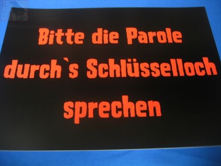 Die Parole durchs Schlüsselloch sprechen (Türschild)