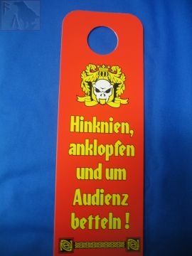 Hinknien, anklopfen und um Audienz betteln (Türschild)