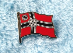 Reichkriegsflagge mit Eisernes Kreuz Pin